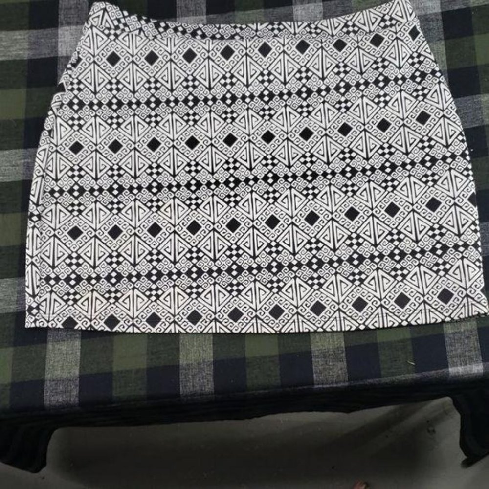 Obsession Black & White Abstract Print fited skirt
